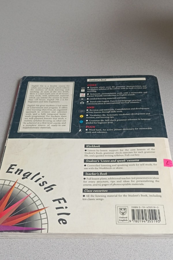 ENGLISH FILE STUDENT BOOK
