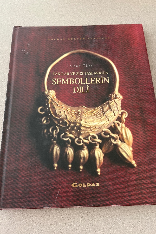 TAKILAR VE SÜS TAŞLARINDA SEMBOLLERIN DILI