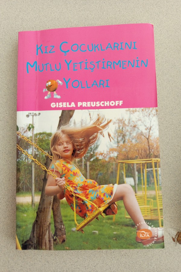 KIZ ÇOCUKLARINI MUTLU YETIŞTIRMENIN YOLLARI